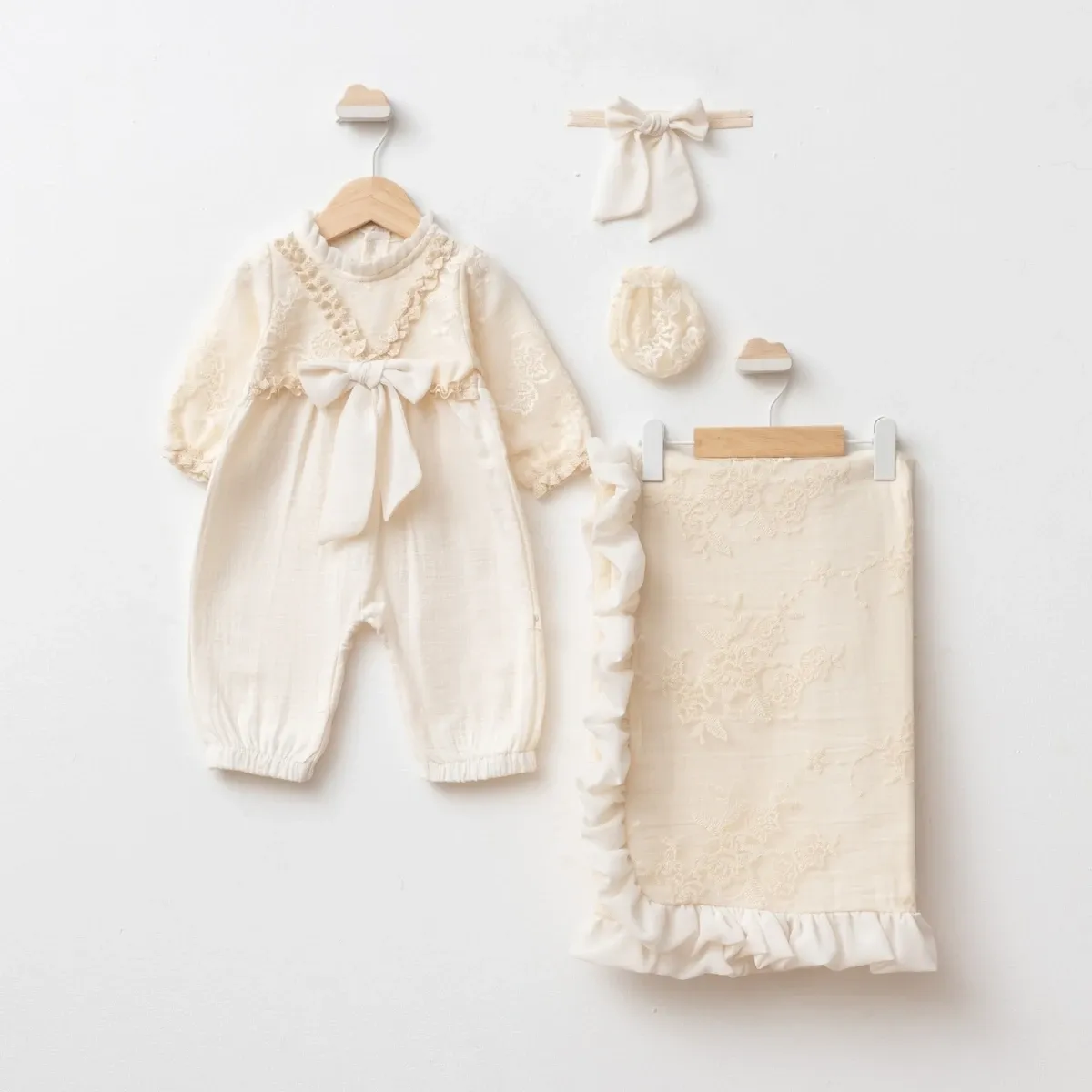Newborn Going-Home Set — Muslin, Lace detail — Set pieces: 4 — 0-3 months — 8011PG