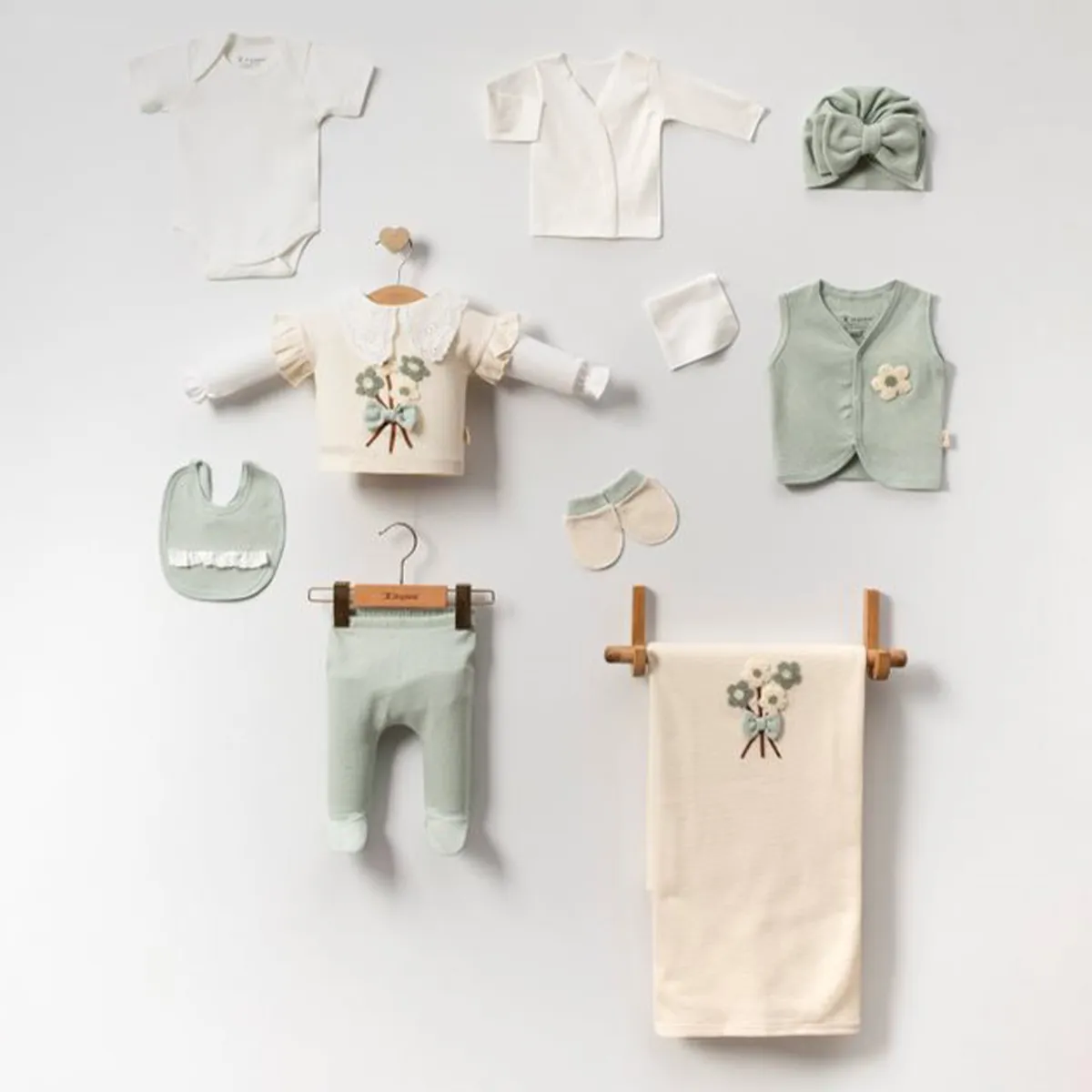 Newborn Going-Home Set — Lace detail, Collar — Set pieces: 10 — 0-3 months — 3013MC