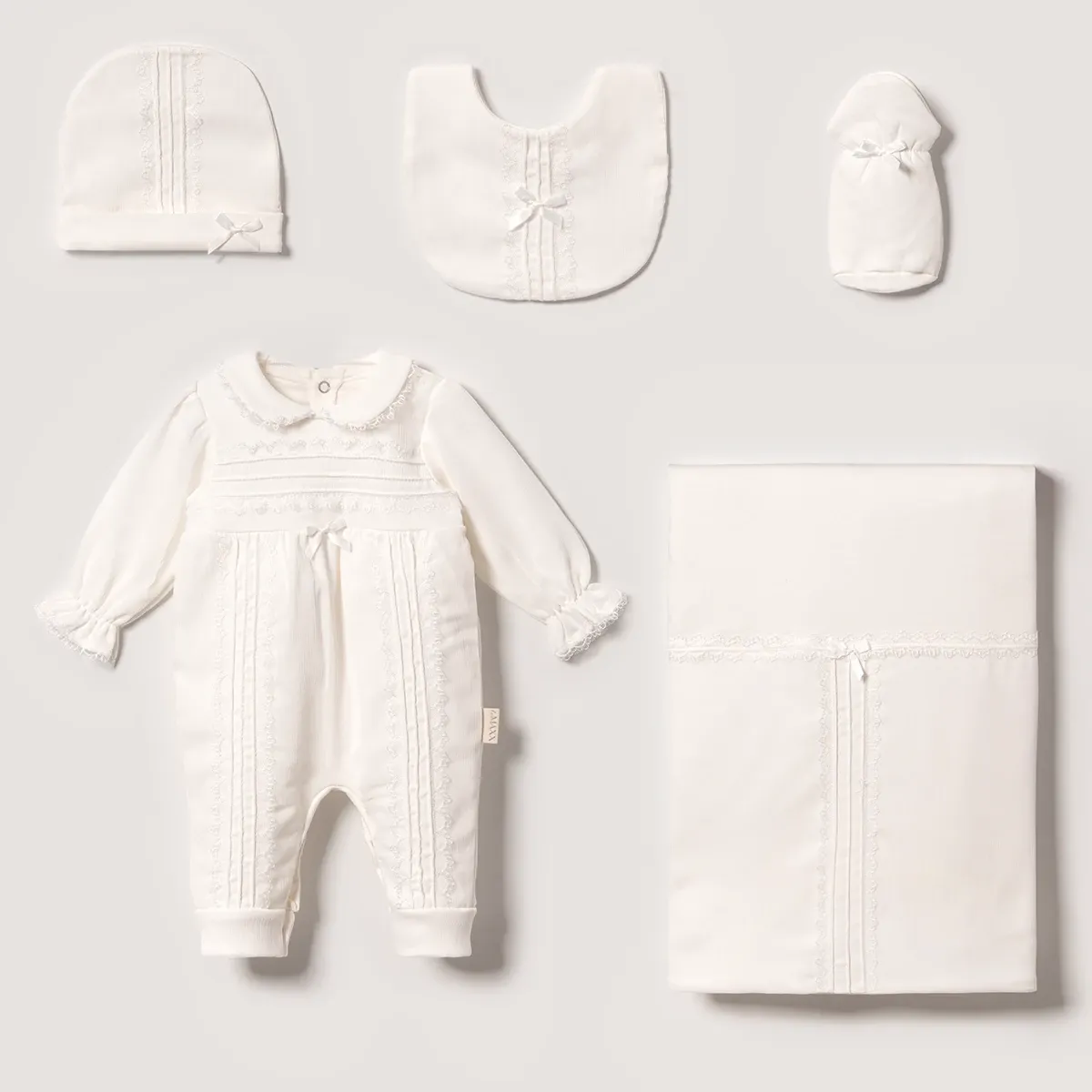 Newborn Going-Home Set — Broderie detail — Set pieces: 5 — 0-3 months — 583106LV