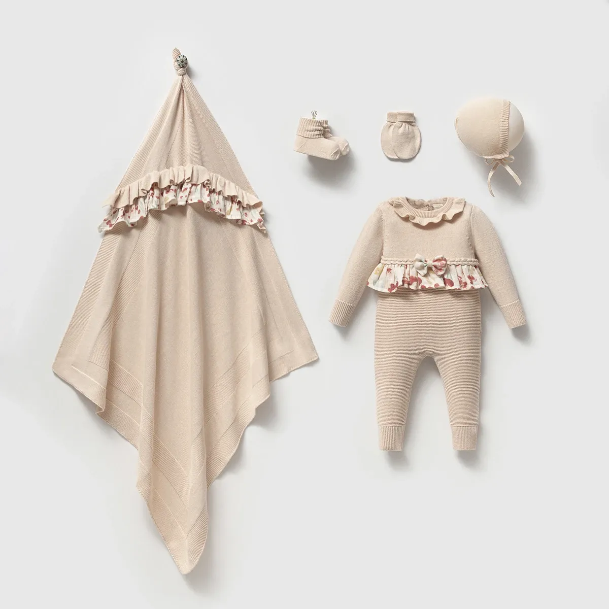 Newborn Going-Home Set — Floral motif — Set pieces: 5 — 0-3 months — 8431N