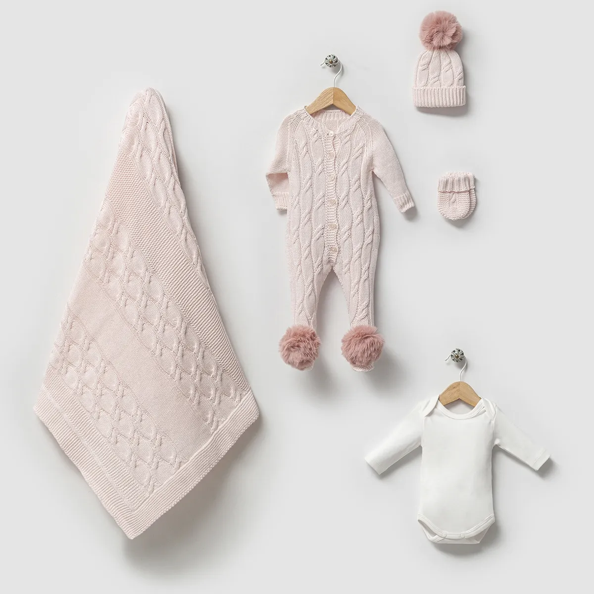 Newborn Going-Home Set — Pompom detail — Set pieces: 5 — 0-3 months — 8118N