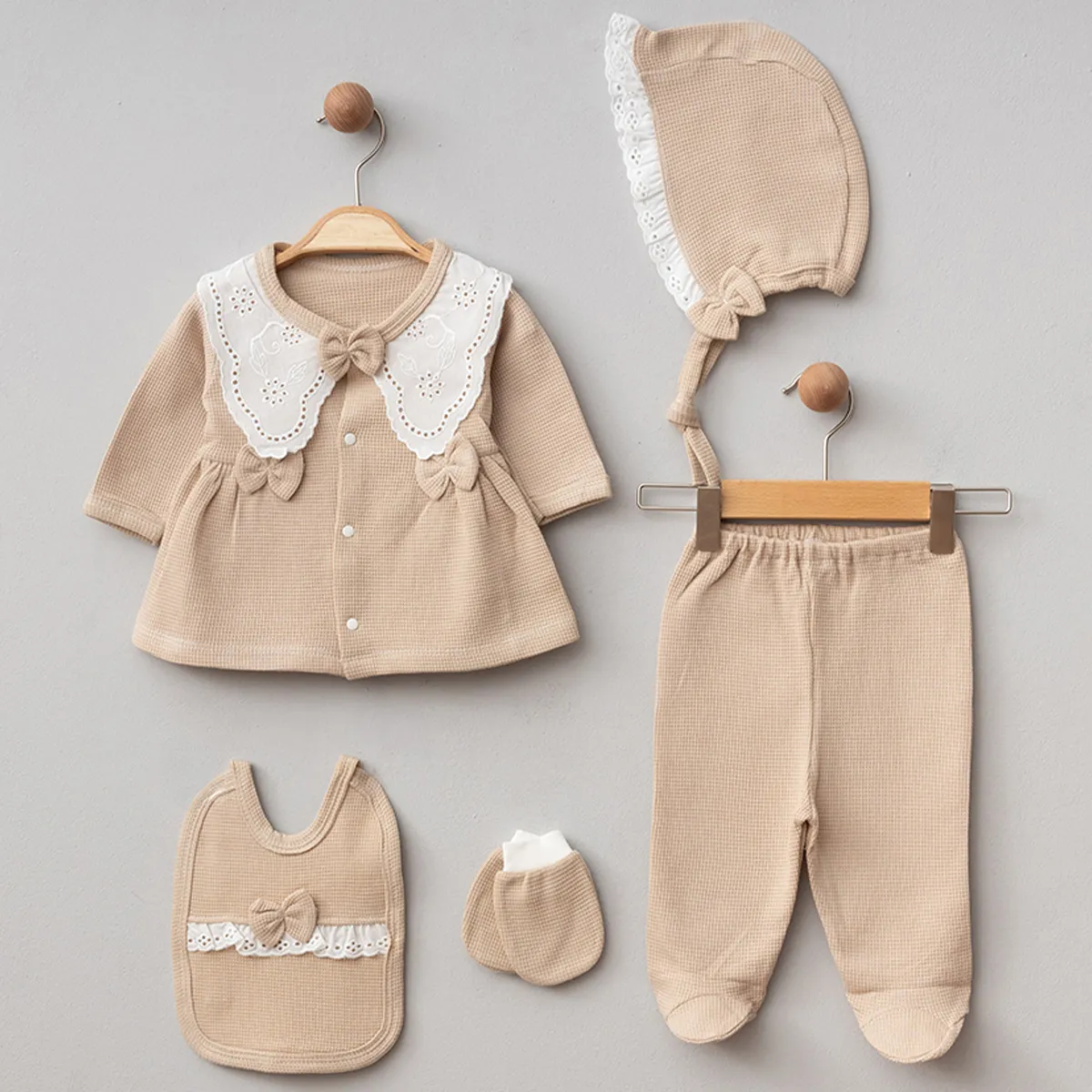 Newborn Going-Home Set — Waffle texture, Broderie detail — Set pieces: 5 — 0-3 months — 611ZP