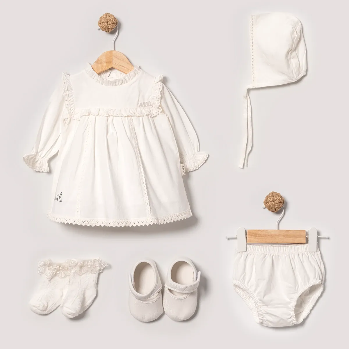 Newborn Going-Home Set — Broderie detail — Set pieces: 5 — 0-3 months — 585018LV