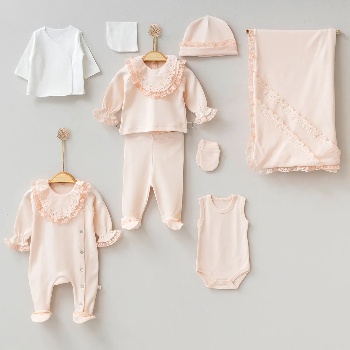 Newborn Going-Home Set — Broderie detail — Set pieces: 10 — 0-3 months — 6002PG