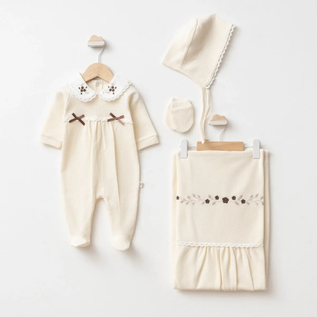 Newborn Going-Home Set — Embroidery, Collar — Set pieces: 4 — 0-3 months — 7122PG