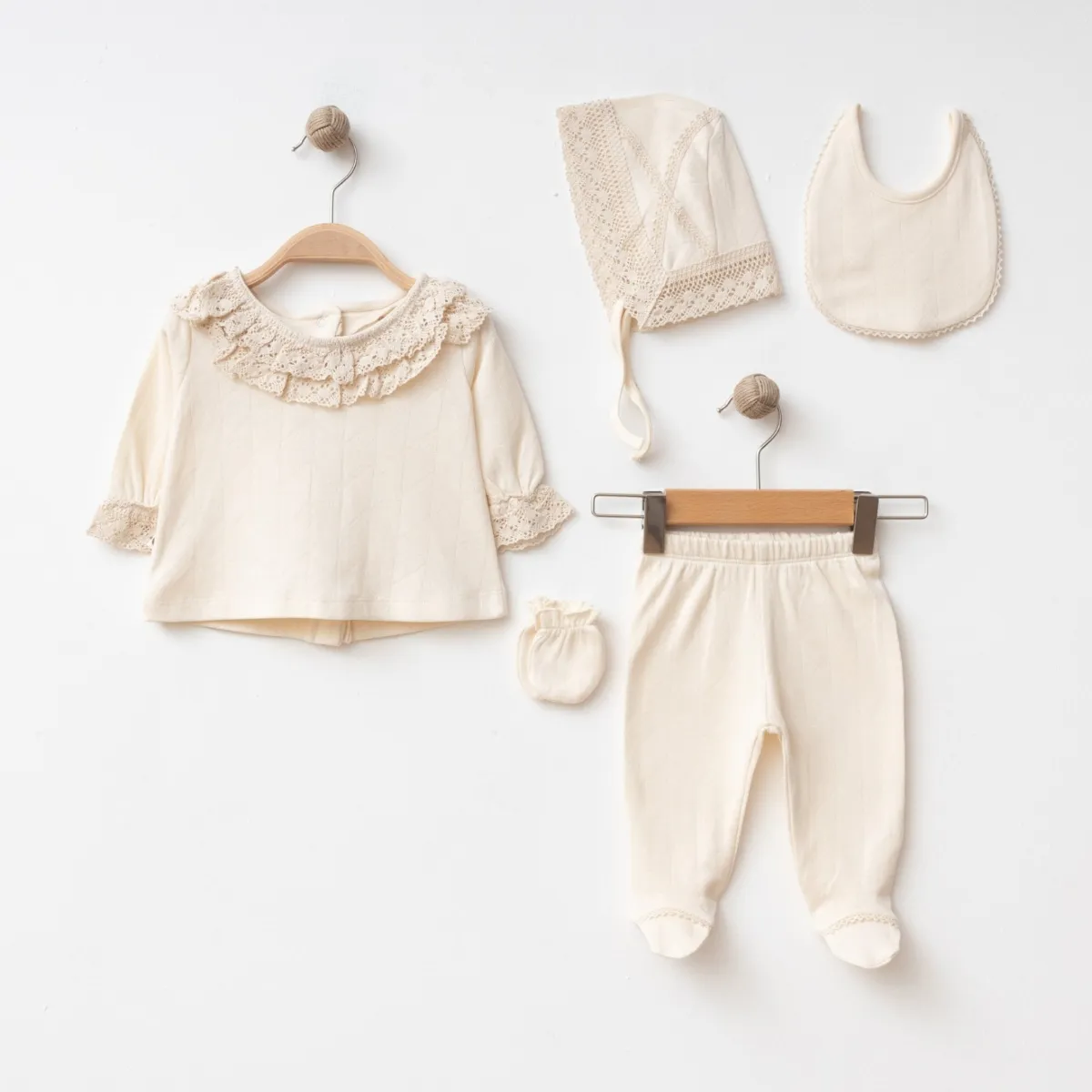 Newborn Going-Home Set — Lace detail — Set pieces: 5 — 0/3-0/3-3/6 months — 2033IB